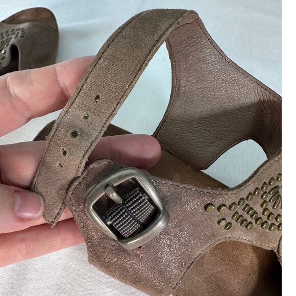 Dansko Womens sz 40 Deandra Studded Taupe Shimmer Sandal Block Heel BOHO T Strap - Picture 9 of 13